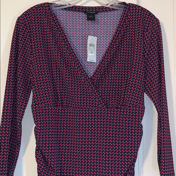 ❌SOLD❌ Ann Taylor Medium V-neck Top w/Ruching Navy - Picture 2 of 8